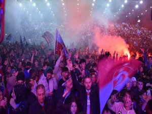 Trabzonspor taraftarı, şampiyonluğu meydanlarda kutluyor