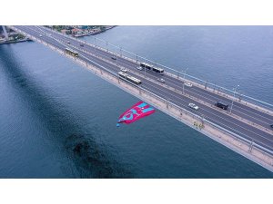 Trabzonspor'un bayrağı 15 Temmuz Şehitler Köprüsü'ne asıldı
