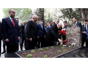 MHP Genel Başkanı Bahçeli, Alparslan Türkeş'in kabrini ziyaret etti