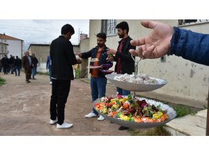 Yüksekova'da vatandaşlar asırlık toplu bayramlaşma geleneğini sürdürdü