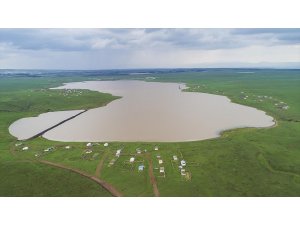 Yağışlarla yıllar sonra suyla dolan Mışko Gölü yaylacıları sevindirdi