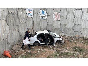 Sivas'ta duvara çarpan otomobildeki 2 kişi öldü, 4 kişi yaralandı