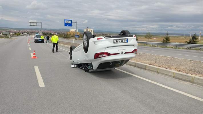 Konya'da refüje çarpan otomobil takla attı