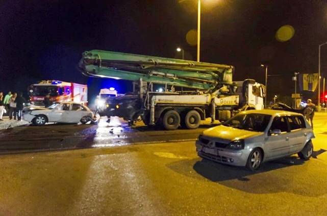 Ankara'da kamyonun çarptığı otomobillerdeki 5 kişi yaralandı