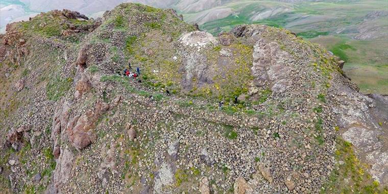 Van'da Urartulara ait en yüksek rakımdaki kale kalıntısına ulaşıldı