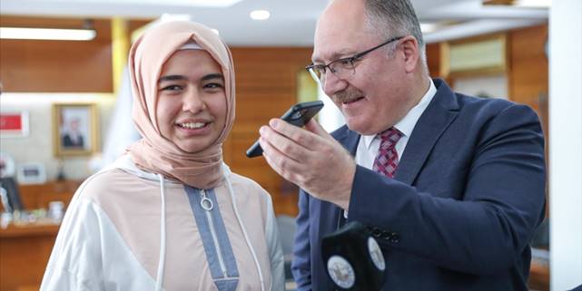 Milli Eğitim Bakanı Özer Sivas'ta LGS sınavında tam puan alan öğrencileri tebrik etti