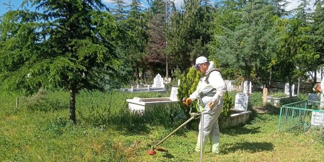 Uruş Mahallesinde mezarlıktaki otlar temizlendi