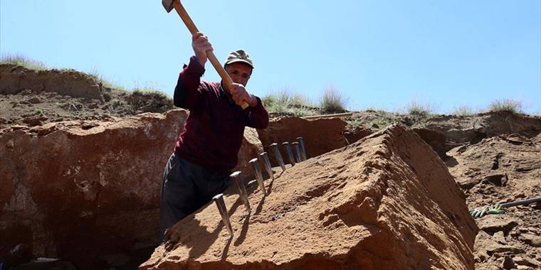 40 Yıldır Elinden Düşürmediği Balyozla Kaya Bloklarını Parçalıyor