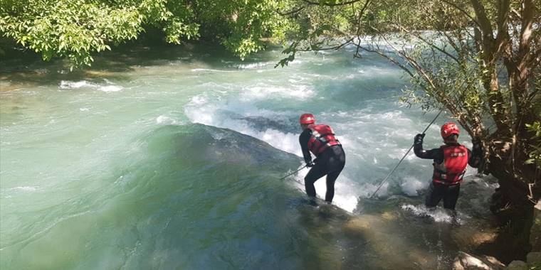 Müküs Çayı'na Düşen Hemşireyi Arama Çalışmaları Devam Ediyor