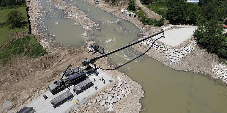 Bartın'da selde yıkılan köprünün yerine MSB geçici köprü kuruyor