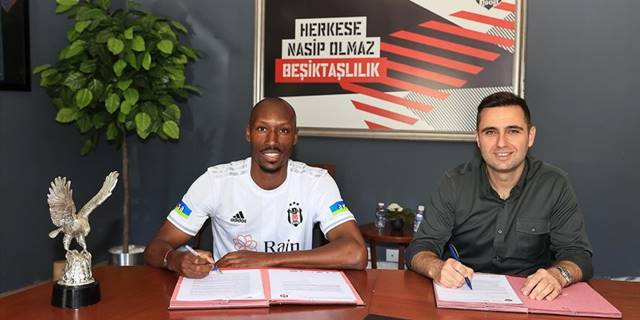 Beşiktaş, Atiba Hutchinson ile sözleşmeyi bir yıllığına uzattı