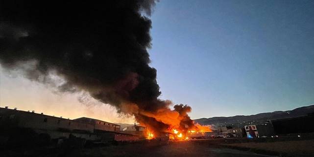 Kahramanmaraş'ta geri dönüşüm tesisinde yangın çıktı