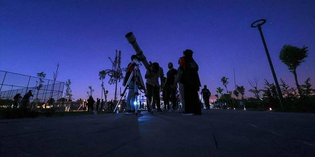 Vanlılar kentte ilk kez düzenlenen etkinlikte gökyüzünü gözlemledi