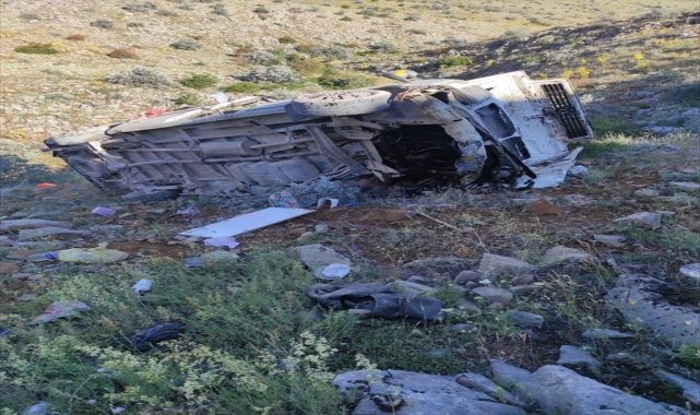 Konya'da tarım işçilerini taşıyan midibüsün devrilmesi sonucu 2 kişi öldü, 18 kişi yaralandı