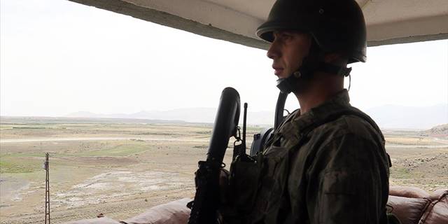 Bayramı sınır nöbetinde geçiren Mehmetçik'ten 'vatan uğruna can vermeye hazırız' mesajı