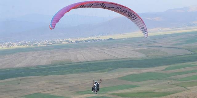 Yamaç paraşütü eğitmenleri şehit oğlunun uçma hayalini gerçekleştirdi
