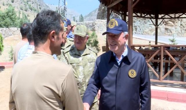 Bakan Akar güvenlik korucularının bayramını kutladı