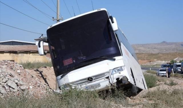 Yozgat'ta yol kenarına savrulan yolcu otobüsündeki 8 kişi yaralandı