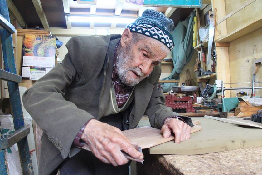 Karaman'ın 'marangoz dedesi' 74 yıldır çalışıyor