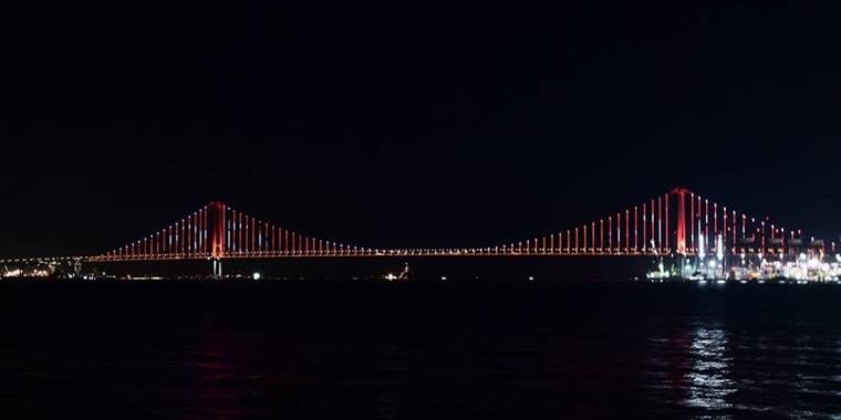 Osmangazi Köprüsü 15 Temmuz şehitleri için kırmızı beyaz ışıklarla aydınlatıldı