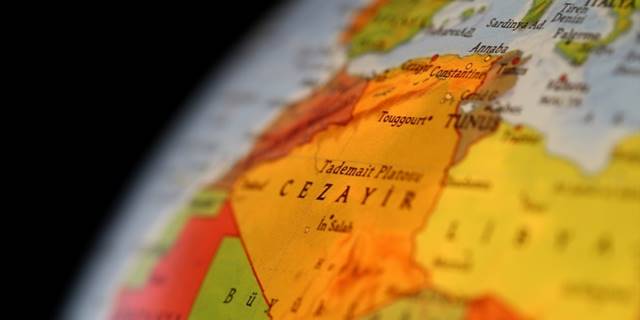 Rusya'ya ait 2 savaş gemisi, Cezayir limanına demir attı