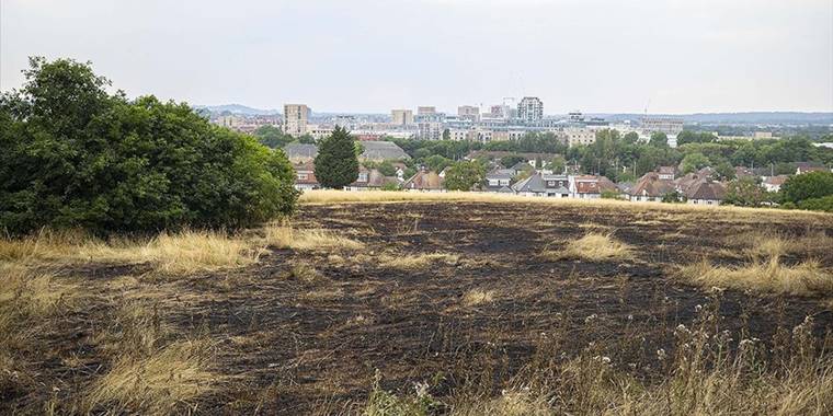 Londra’daki yangınların kontrol altına alınması için mücadele sürüyor