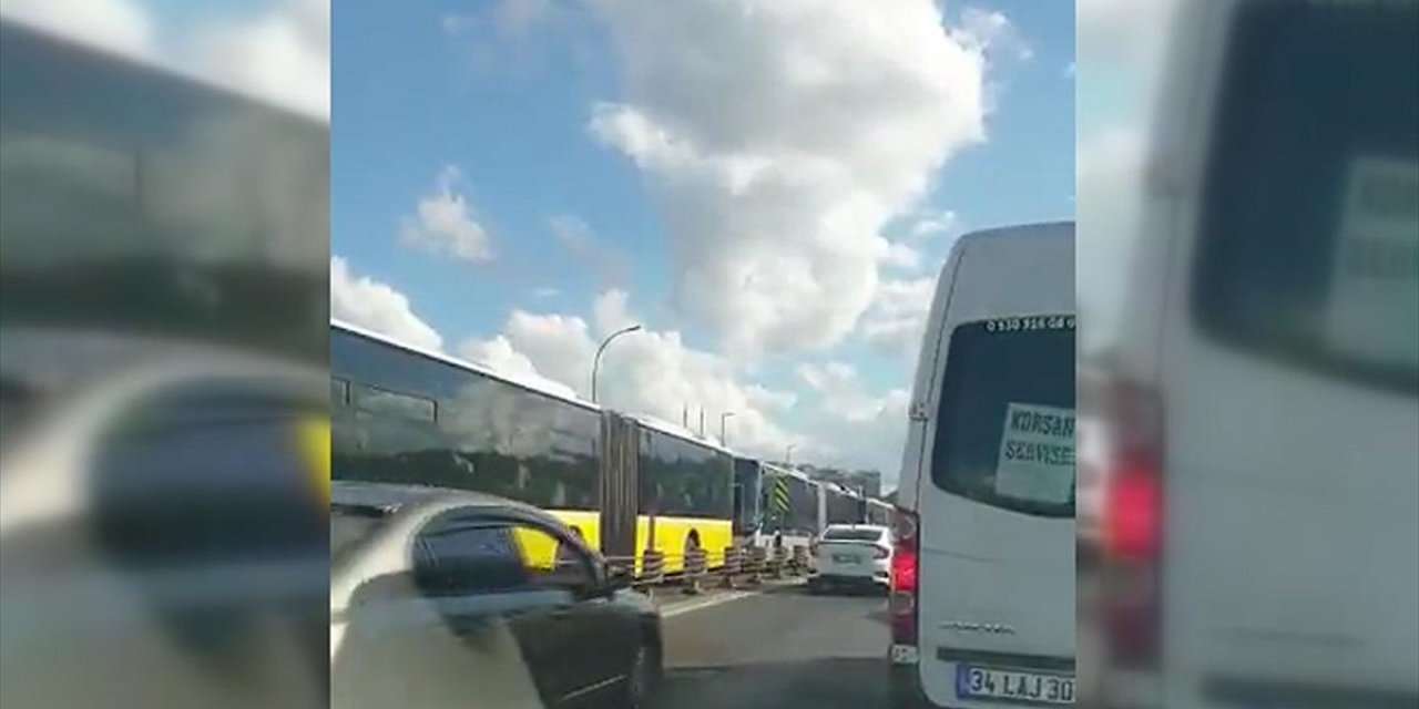 İstanbul'da arızalanan metrobüs araç yoğunluğu oluşturdu