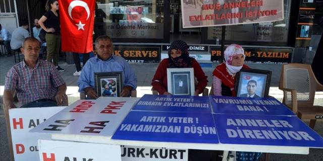 Muşlu aileler evlatları için HDP il binası önündeki oturma eylemini sürdürdü