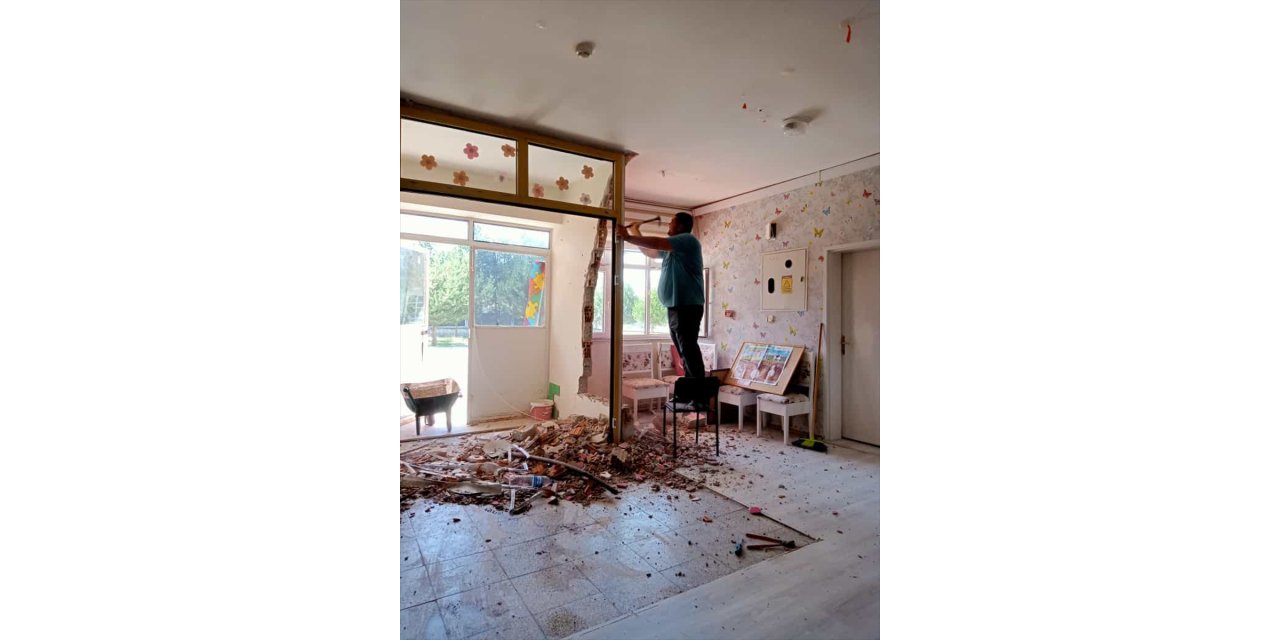 Okul müdürü ve öğretmenler yaz tatillerini okulun bakımını yaparak geçiriyor