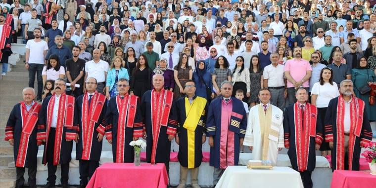 Erciyes Üniversitesi Edebiyat Fakültesi'nden 480 öğrenci mezun oldu