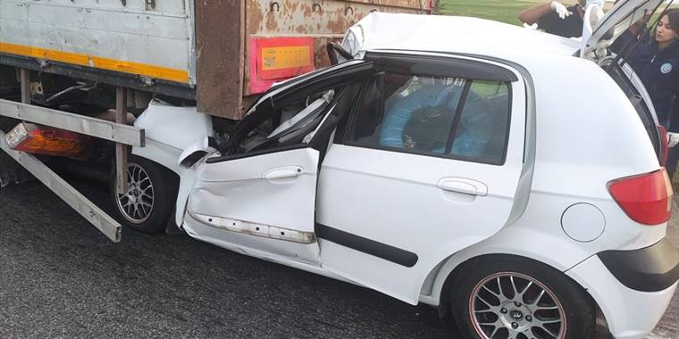 Eskişehir'de tıra çarpan otomobildeki 2 kişi öldü, 1 kişi yaralandı