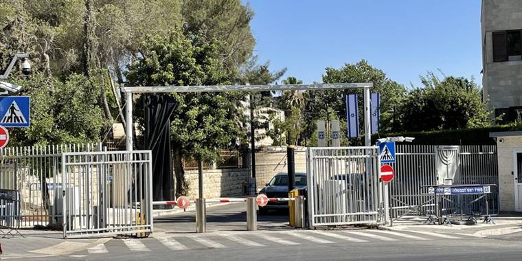 İsrail Başbakanı Lapid'in 1948'den sonra el konulan Filistinli iş adamına ait villaya taşınması tartışılıyor