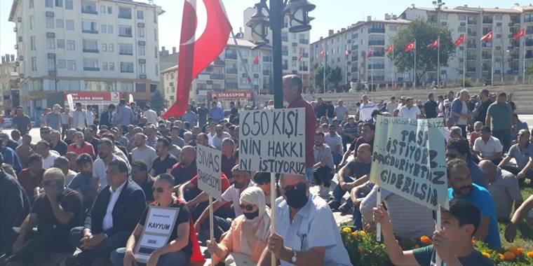 Sivas'ta maaşlarını alamayan Demir Çelik Fabrikası işçileri eylem yaptı