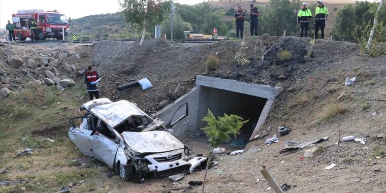 Yozgat'ta otomobil menfeze düştü, bir kişi öldü, iki kişi yaralandı