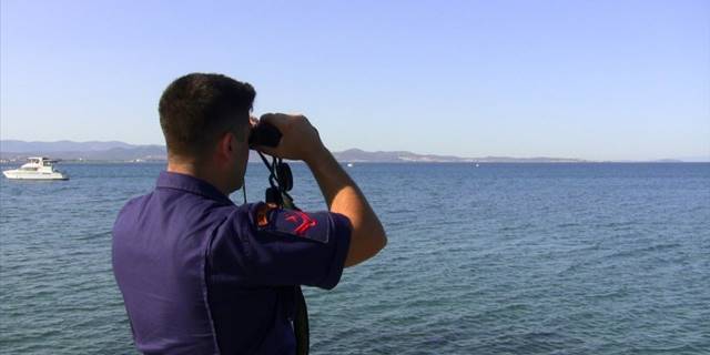 Balıkesir'de teknenin batması sonucu kaybolan 2 kişiyi arama çalışması sürdü