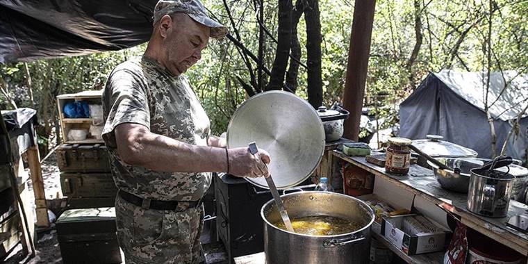 Önce şoförlük yapan Ukraynalı Valodya, cephede gönüllü aşçı oldu