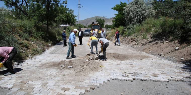 Hacılar'da kilitli parke döşeme çalışması sürüyor