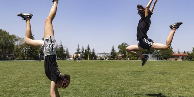 YKS'de derece yapan ikizlerden çifte hedef