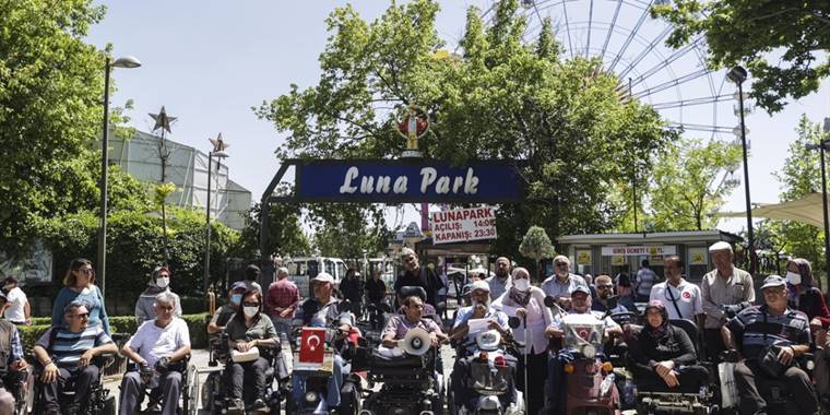 Lunaparka bir engellinin tekerlekli sandalye ile alınmamasına suç duyurusu