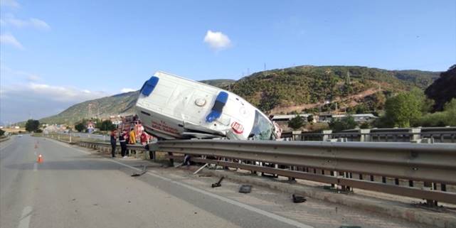 Hasta taşıyan ambulans refüje çıktı, 1 kişi öldü, 3 sağlıkçı yaralandı