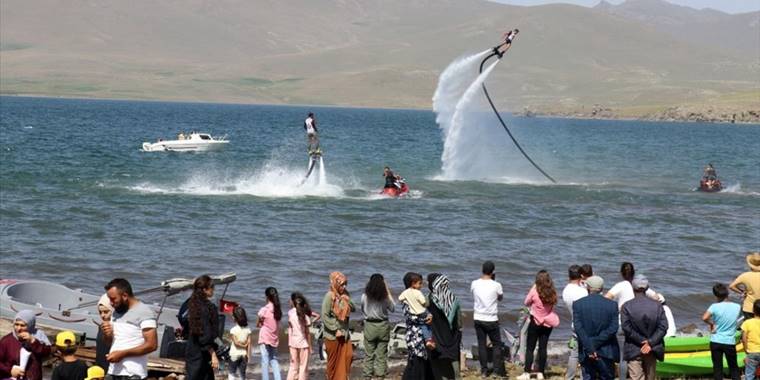 Ağrı'daki 2 bin rakımlı Balık Gölü, flyboard sporcularını ağırladı