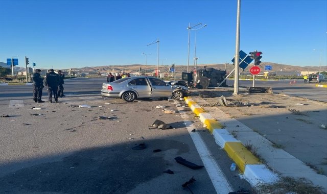 Sivas'ta trafik kazasında sürücü öldü, eşi ve kızı ağır yaralandı