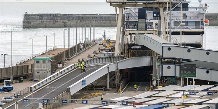 Dover Limanı'ndaki yoğunluk nedeniyle yolculara erken gelmeleri çağrısı yapıldı