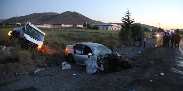 Nevşehir'de iki otomobille kamyonetin çarpıştığı kazada 5 kişi yaralandı