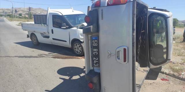 Sivas'ta iki aracın çarpıştığı kazada 3 kişi yaralandı