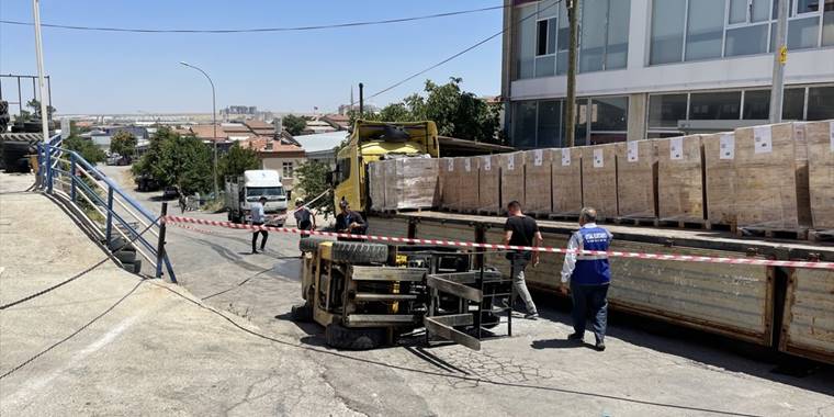 Karaman'da devrilen forkliftin operatörü yaralandı