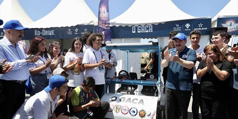 Bakan Varank, TEKNOFEST Robotaksi Binek Otonom Araç Yarışması'na katılan araçları inceledi