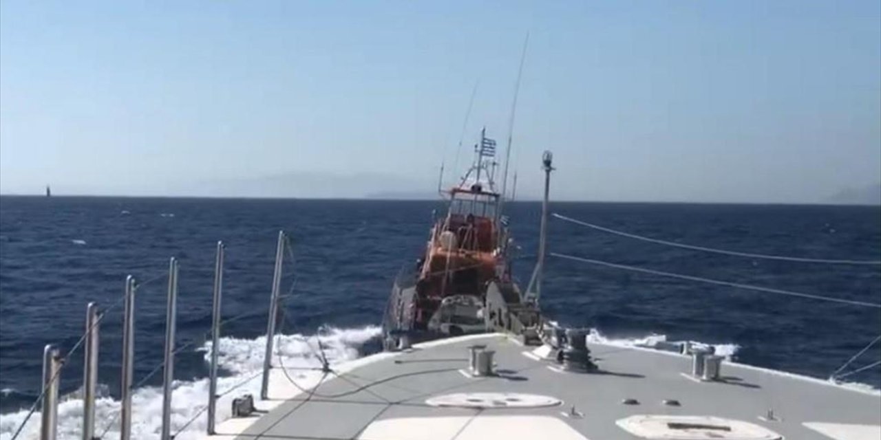 Tekneye taciz girişiminde bulunan Yunan botunu Türk Sahil Güvenlik botu uzaklaştırdı