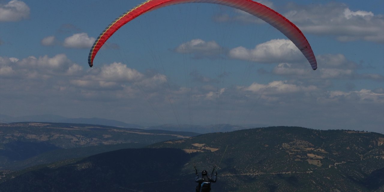 Türkiye Yamaç Paraşütü Mesafe Şampiyonası Tokat'ta sürüyor