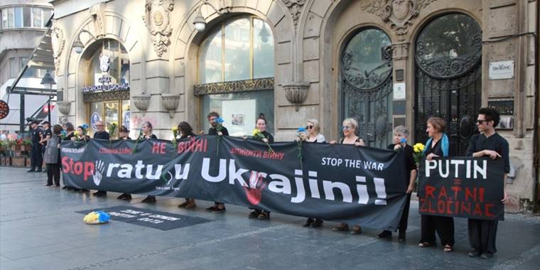 Ukrayna'daki savaş Belgrad'da protesto edildi